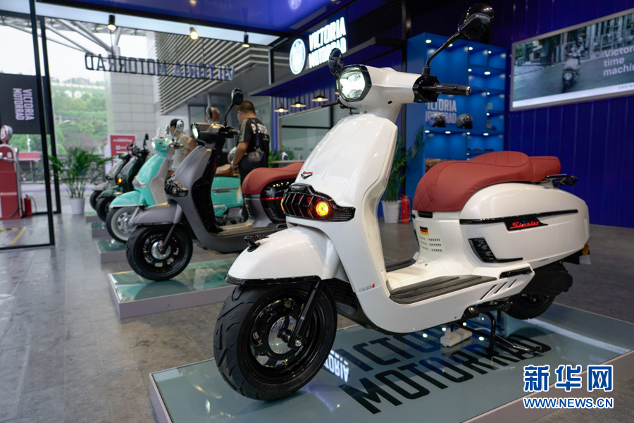 亮相第十九届中国国际摩托车博览会的电动摩托车车型.