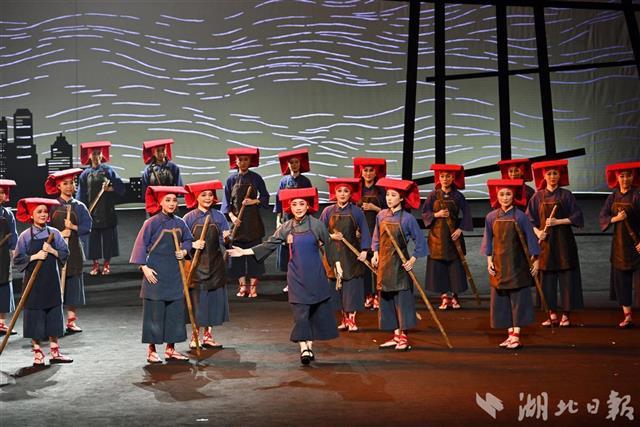 南国红豆绽放英雄之城 粤剧名家曾小敏唱醉江城戏迷