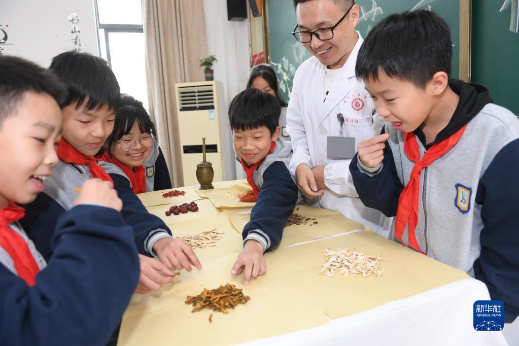 10月19日,中药师在浙江省湖州市吴兴区埭溪镇上强中学带着学生认识中