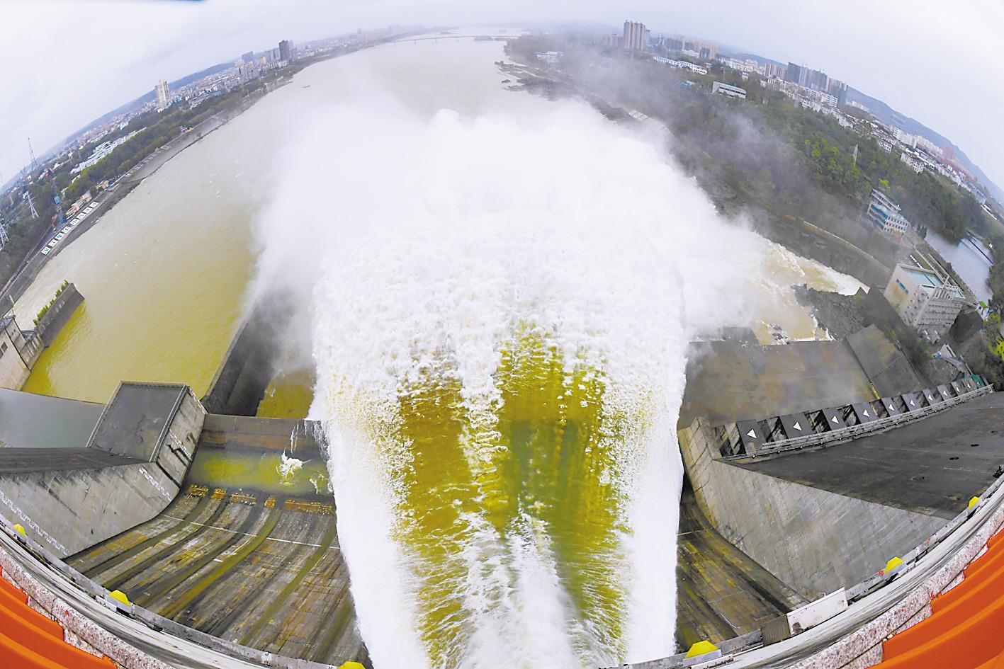 10月10日下午,丹江口水库开一高孔泄洪,出库流量达到1820立方米/秒