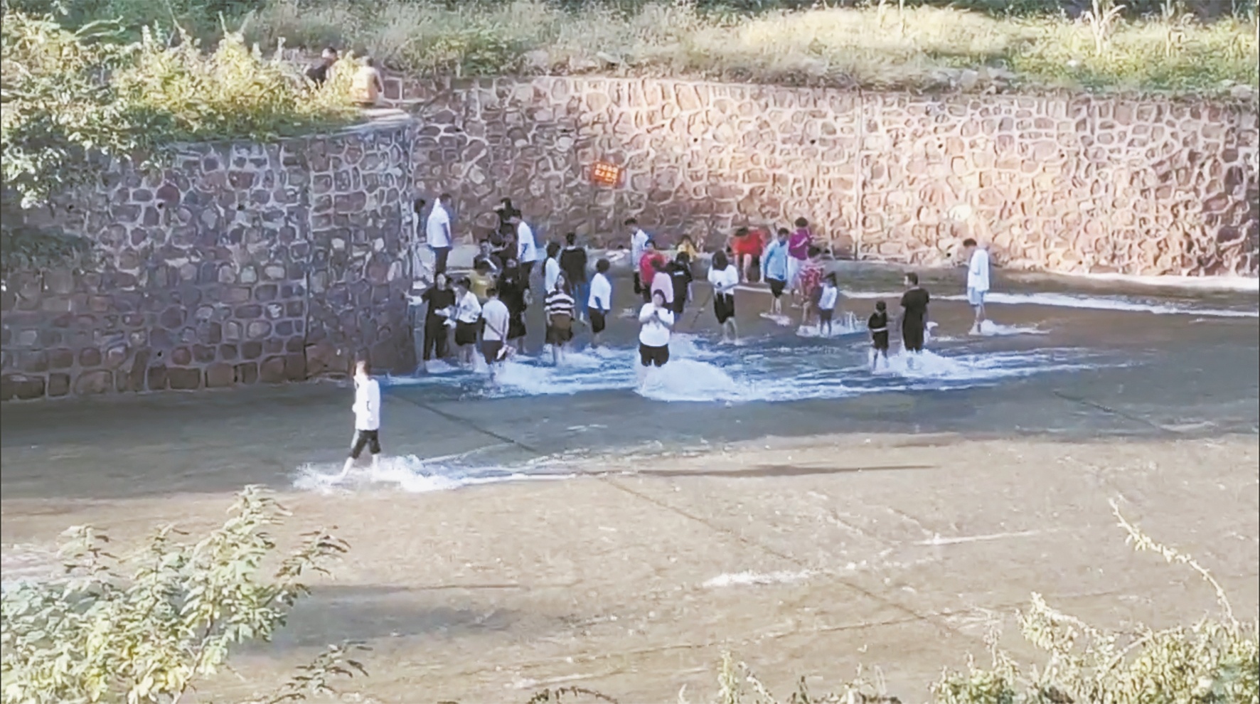 楚天都市报极目新闻讯(首席记者刘楒睿)水库溢洪道变成"网红打卡点"