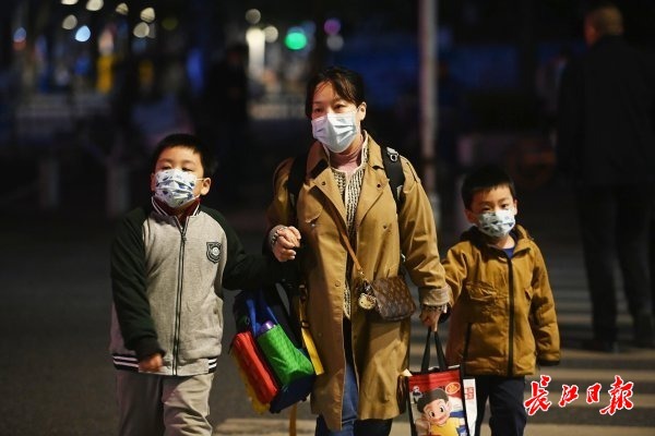 戴口罩出行已成武汉市民习惯