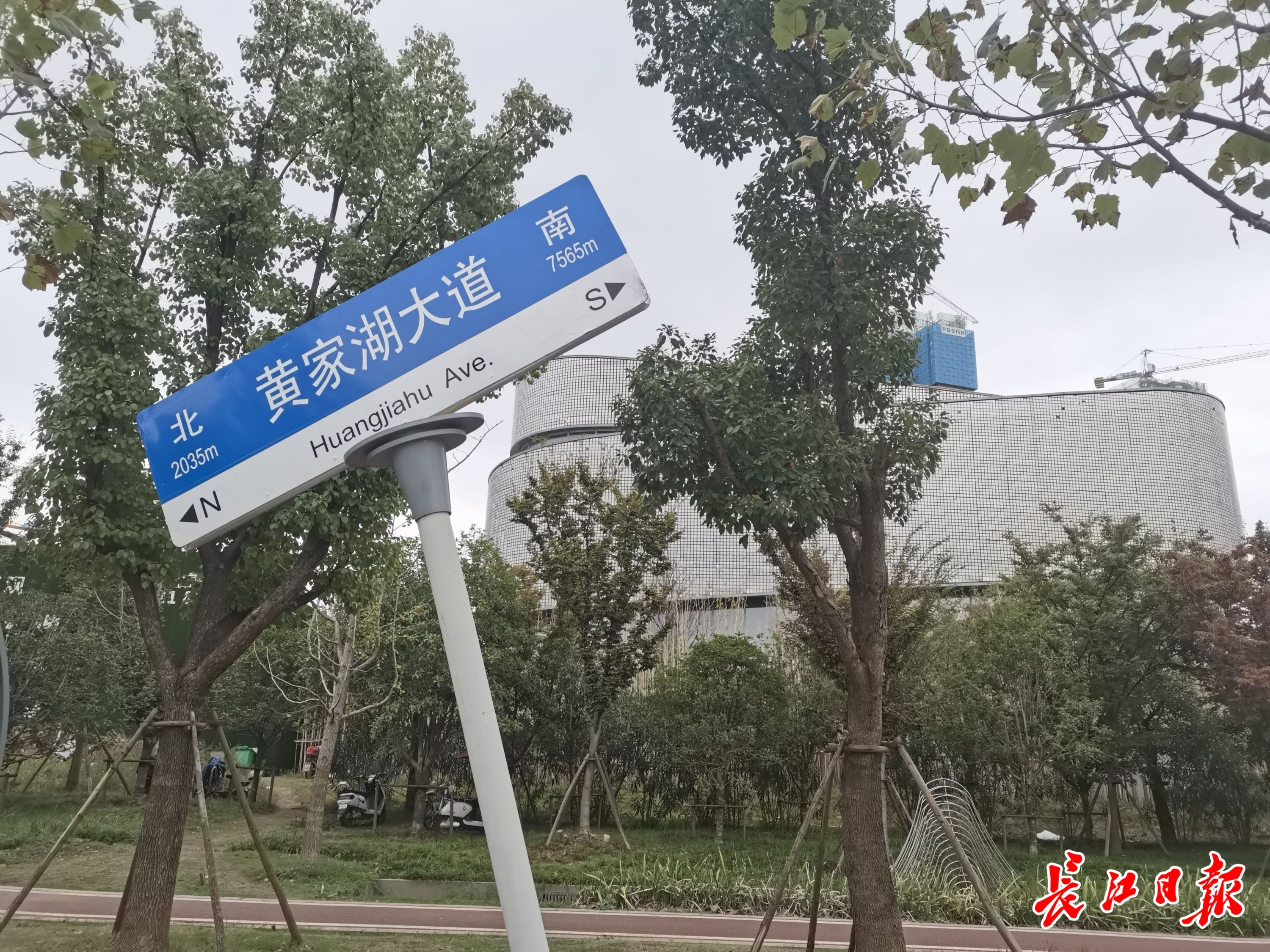 市民反映路牌歪斜遭两部门踢皮球