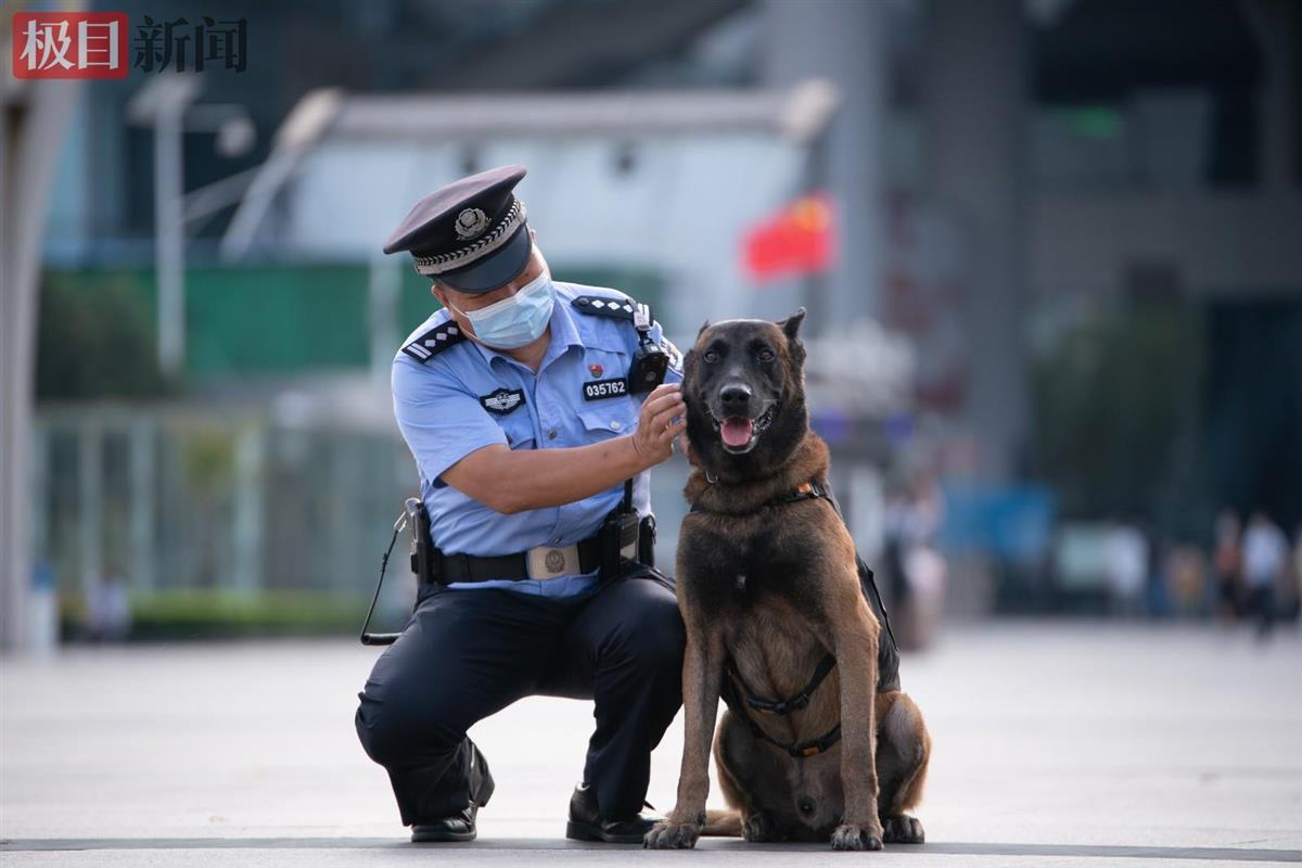 武汉站巡逻民警在岗位上度过50岁生日,十年执勤见证祖国巨变腾飞