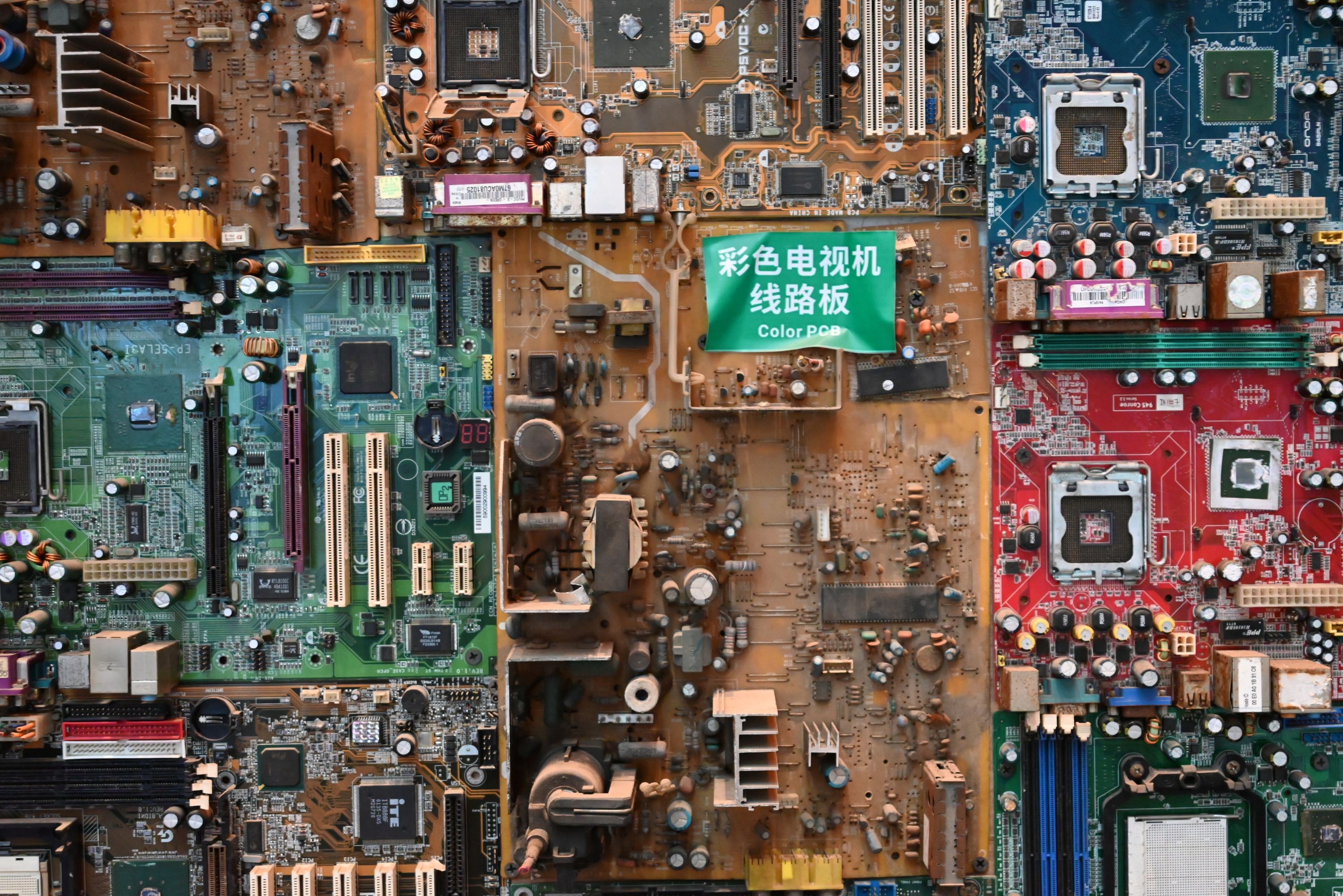 记者白璐 摄其实,电子电器中的废电路板是一座名副其实的"城市金矿".