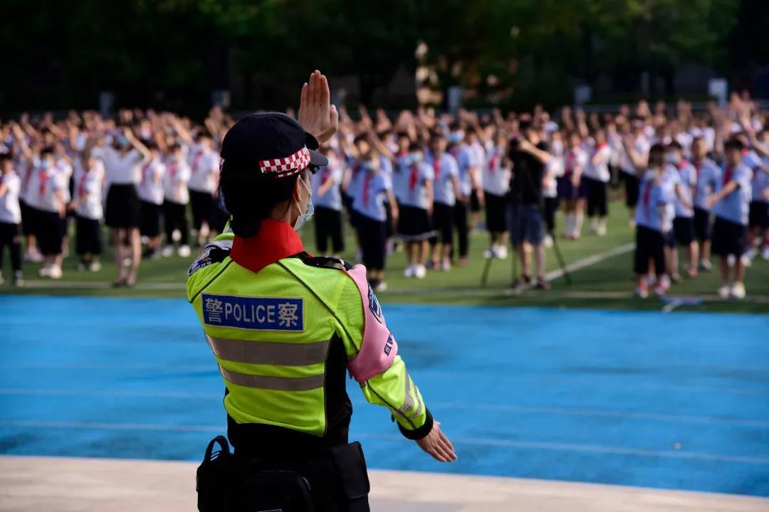 汉警快骑进校园,给武汉市常青第一学校师生上交通安全教育课.