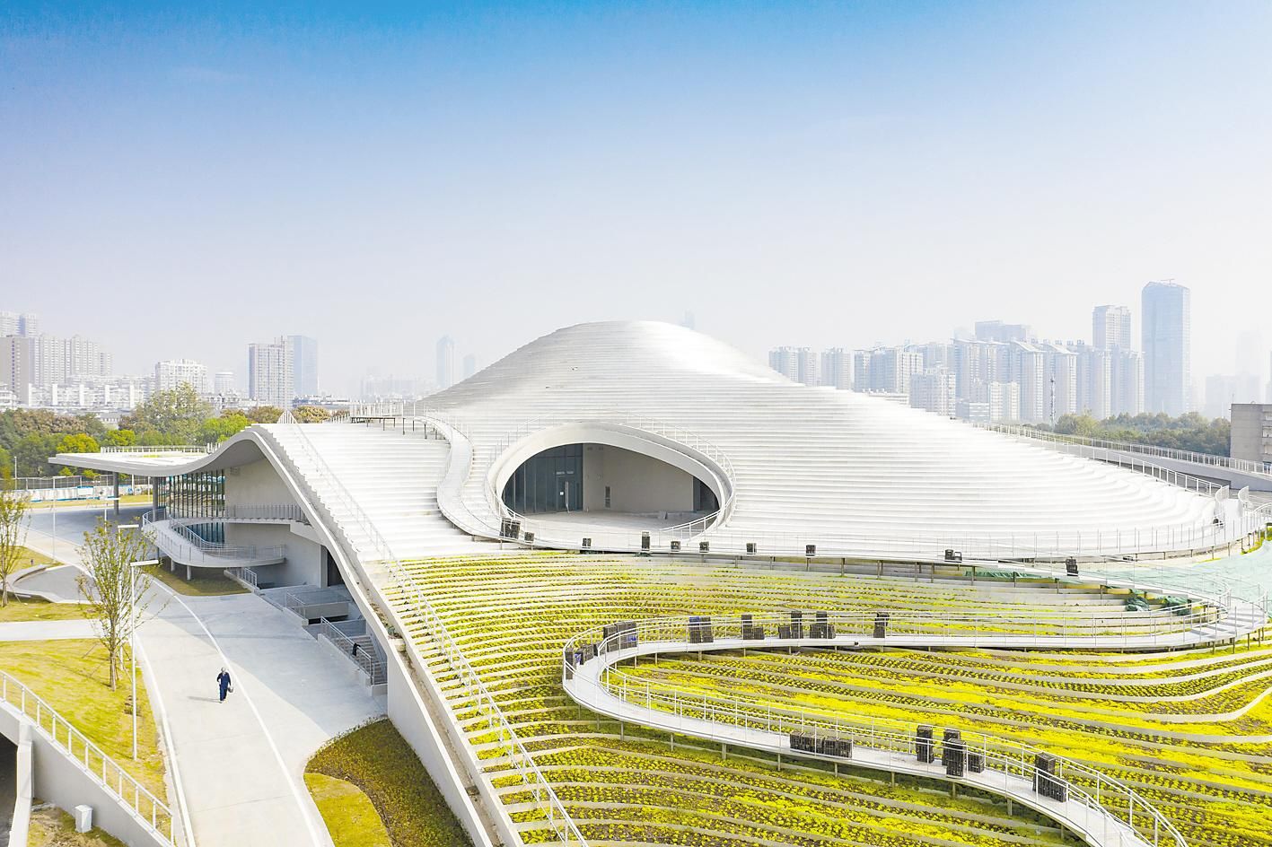 10月29日,武汉月湖湖畔的琴台美术馆,宛如城市中的一片梯田.