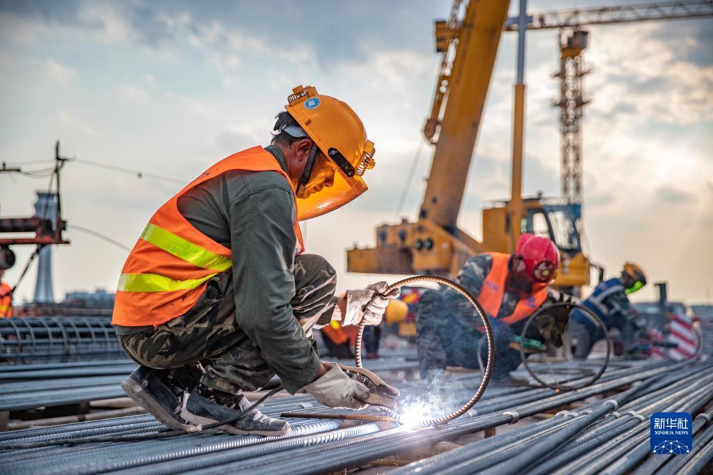 10月4日,施工人员在重庆江北国际机场t3b项目上进行钢筋焊接作业.