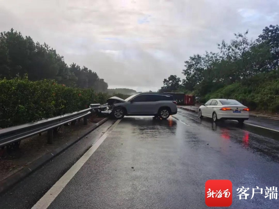 因雨天路滑海南近期频发车辆侧滑碰撞事故 交警提醒:雨天行车牢记降速