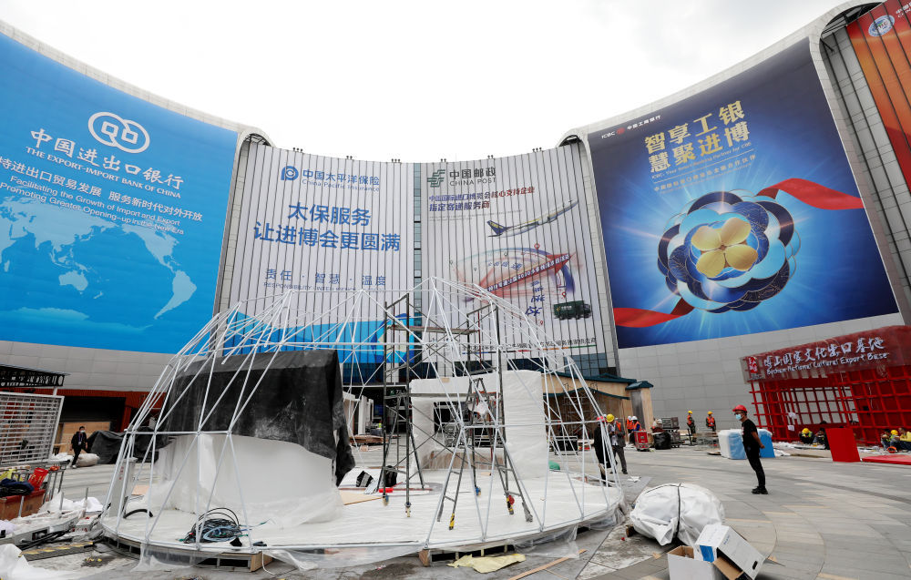 新华全媒 丨进博场馆布展忙