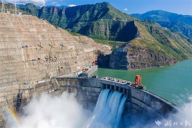 10月27日,白鹤滩水电站大坝泄洪壮观场面.