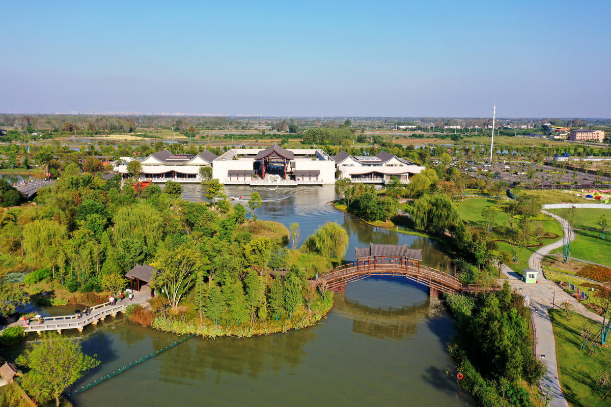 国旗飘飘,灯笼高挂,鲜花盛开……十月一日,国庆节,仙桃沔阳小镇处处