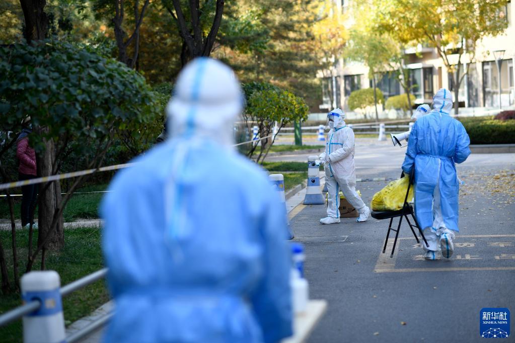 银川:封闭管理小区里的疫情防控瞬间