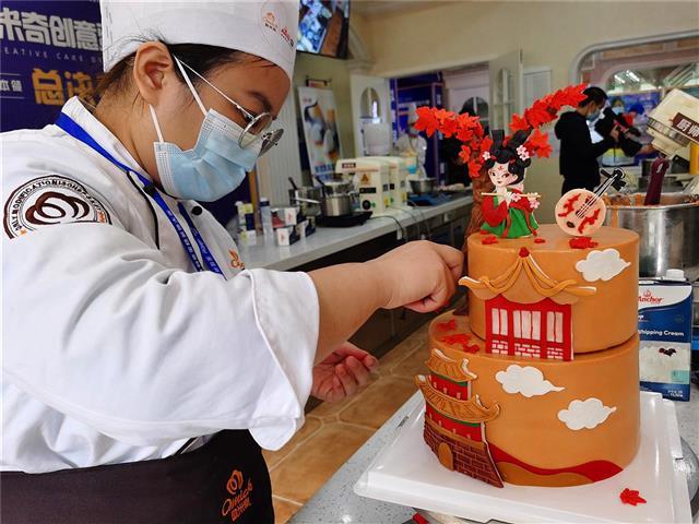中国红的地图,还有绿油油的牧场,多彩花篮,宇航员等等,独具创意的蛋糕