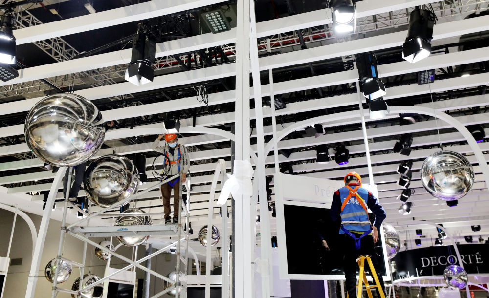 10月29日,施工人员在第四届进博会展馆内布置展台.