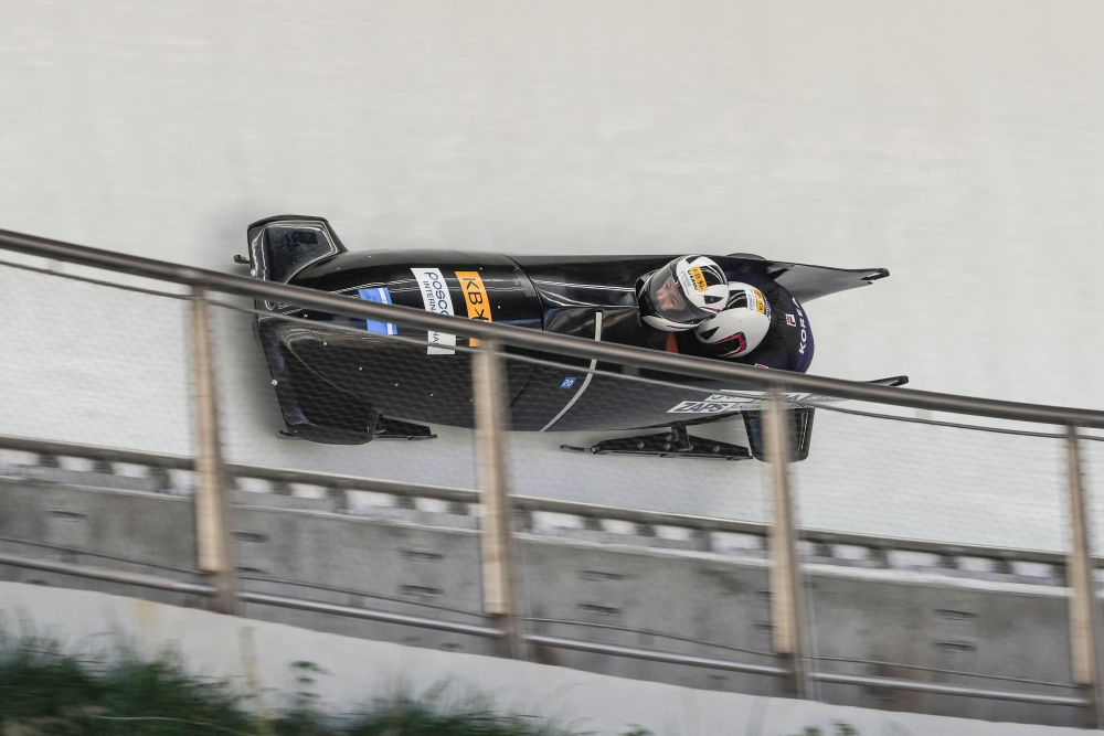 新华全媒时速140公里快看冬奥会里的速度担当雪车雪橇