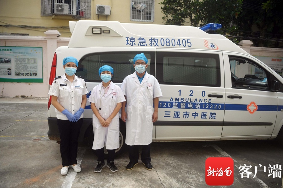 10月25日,救护车及医护人员在新冠病毒疫苗接种现场待命.