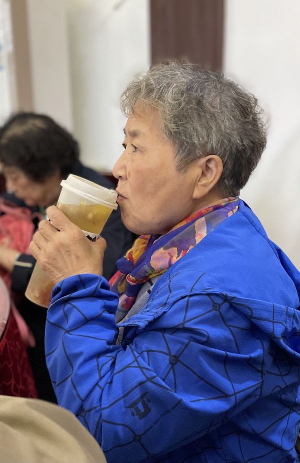 武汉长江大桥64岁了,老人重阳登黄鹤楼作画为它庆生