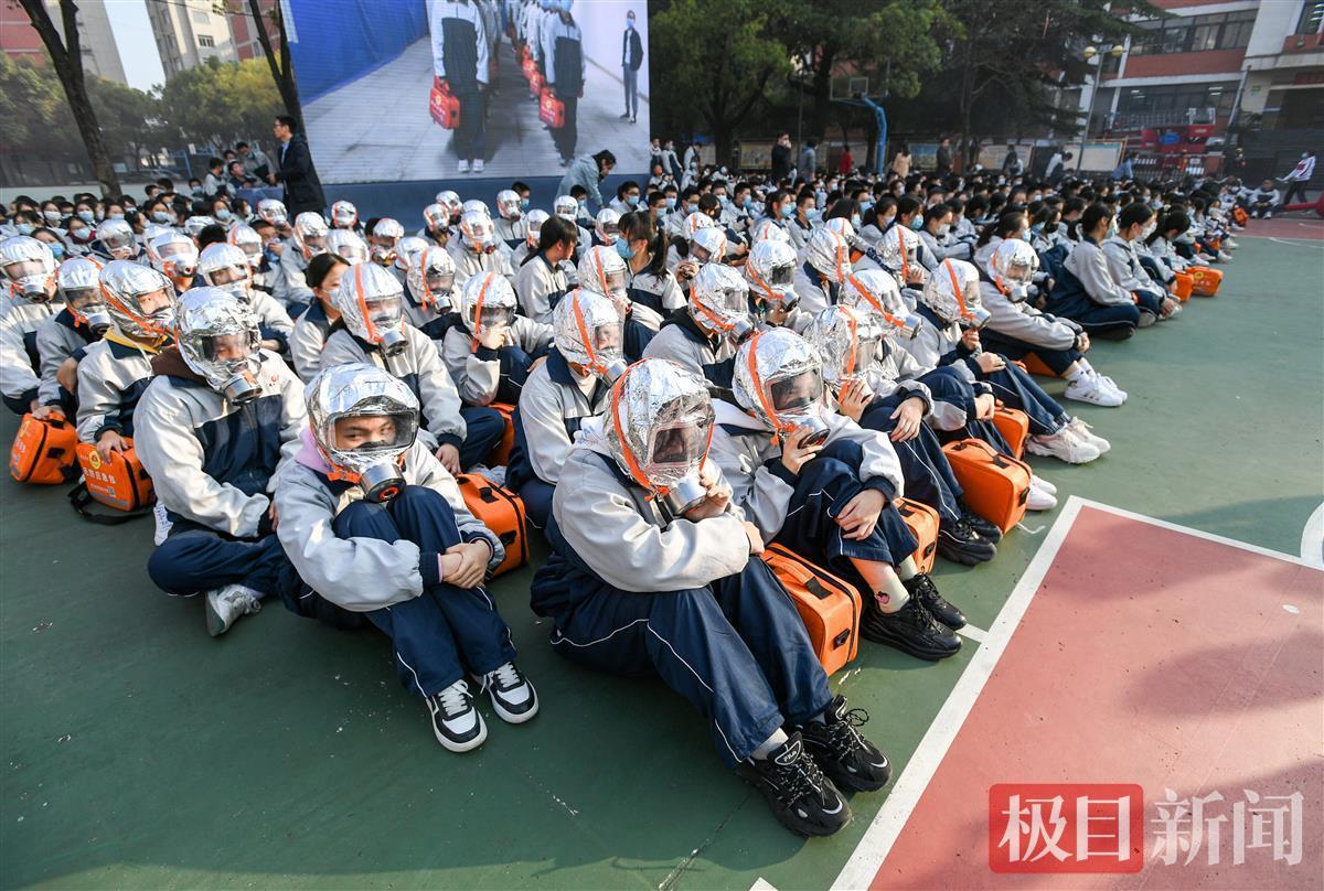 防空警报再次响起!学生和居民开展疏散演练