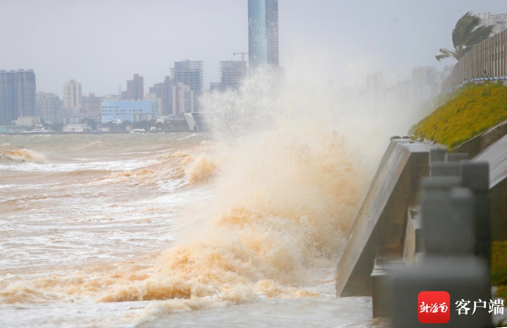 原创组图 台风"圆规"来袭 海口西海岸沙滩被海浪淹没