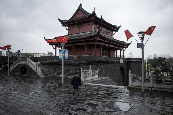 这组肖像的背景为辛亥革命历史遗迹——起义门.