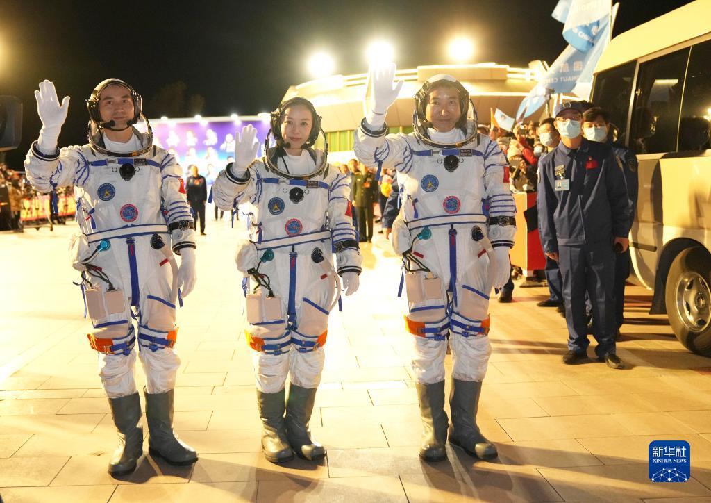 新华全媒 |神舟十三号航天员出征