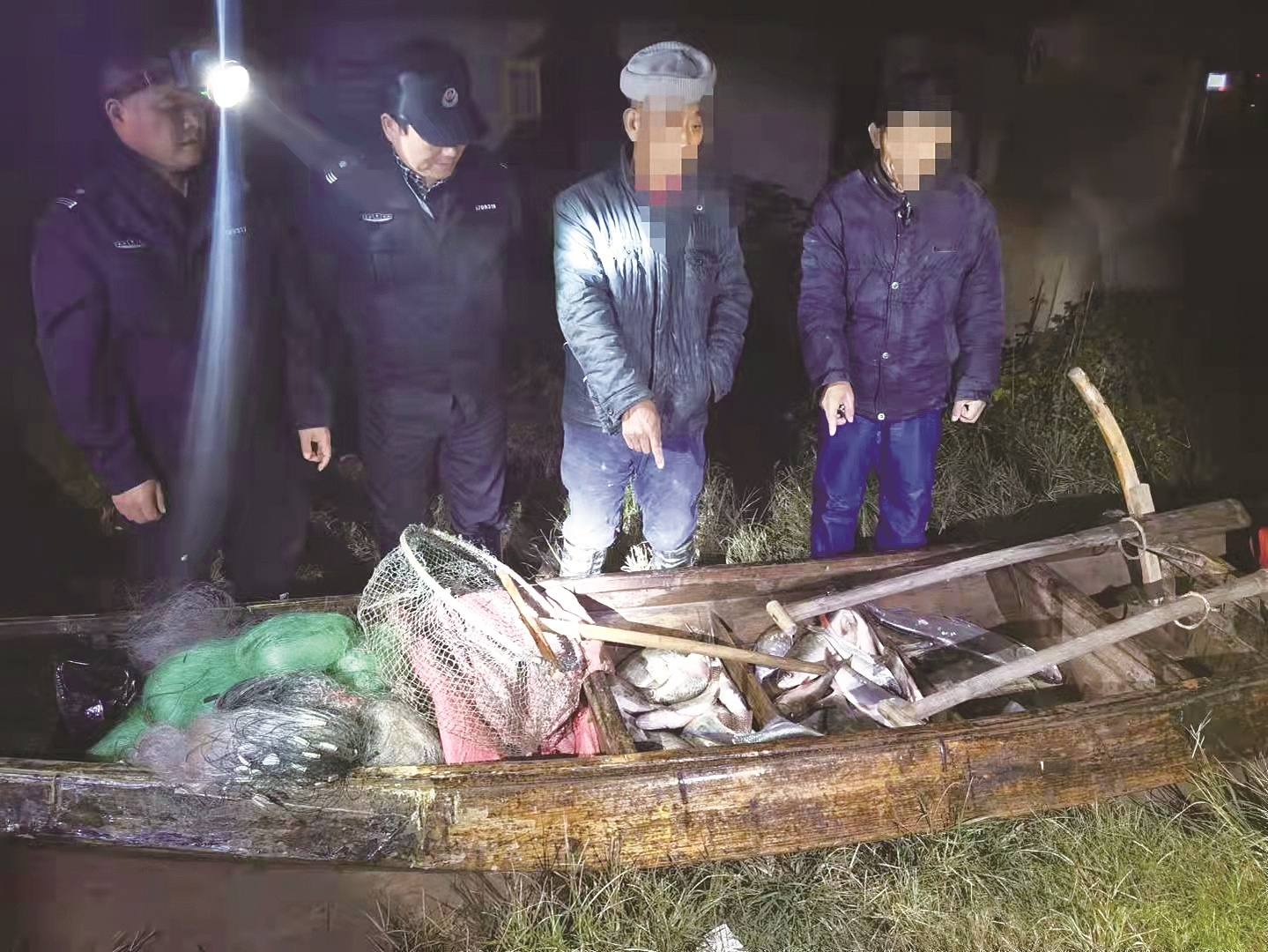 江中捕鱼改善伙食 叔侄三人齐齐落网