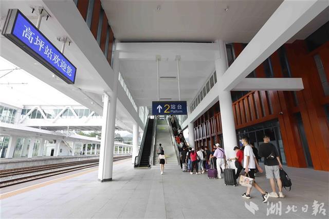 位于宜万(宜昌至万州)铁路上,运行至今,该站停靠的高铁动车组已由最初