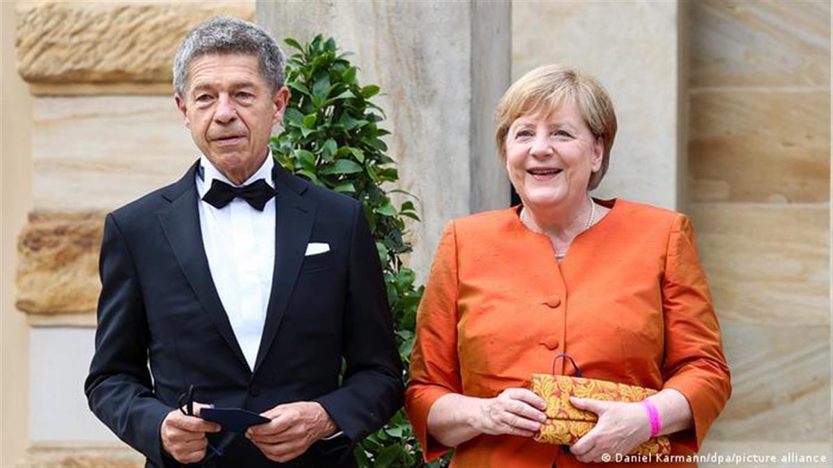 默克尔和丈夫阿希姆·绍尔 图片来源:德国之声仍有可能进入商界,将