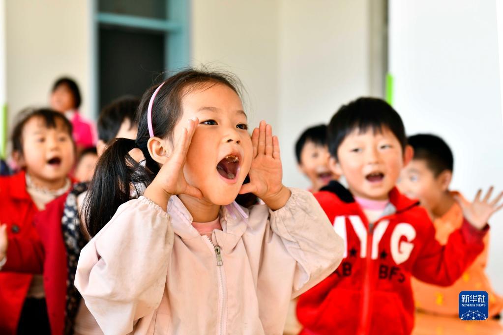 10月12日,在菏泽市东明县尚庄社区幼儿园,小朋友在学唱儿歌.