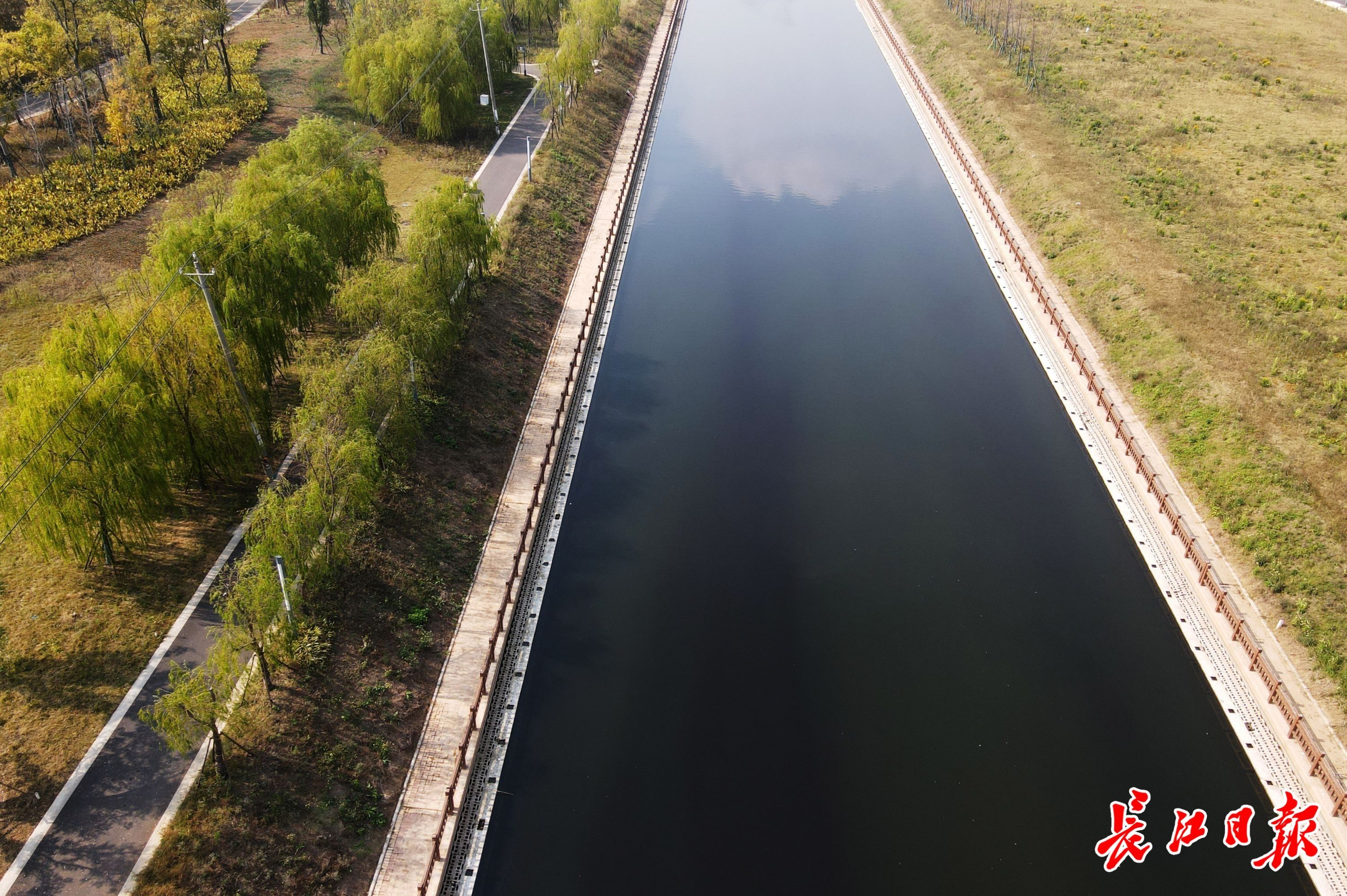 周边居民休闲好去处,金鞭港水渠整治后成景观河