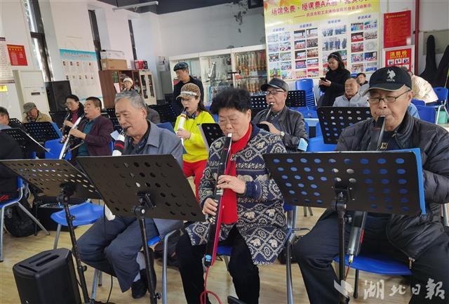 电吹管成中老年人乐器新宠 交流演奏会其乐融融