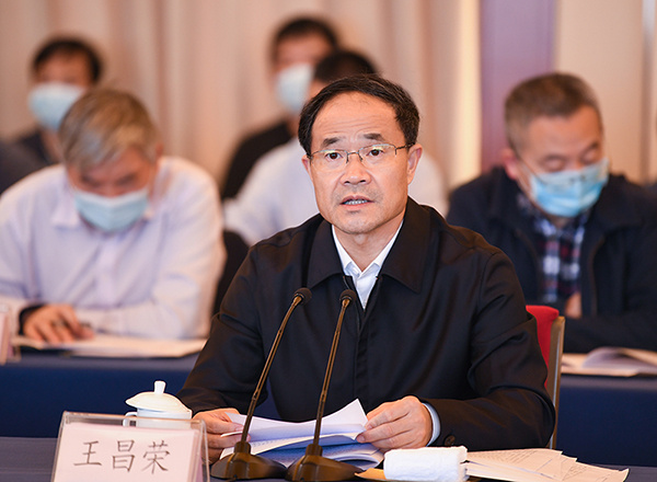 图为浙江省委常委,政法委书记,省扫黑除恶斗争领导小组组长王昌荣作