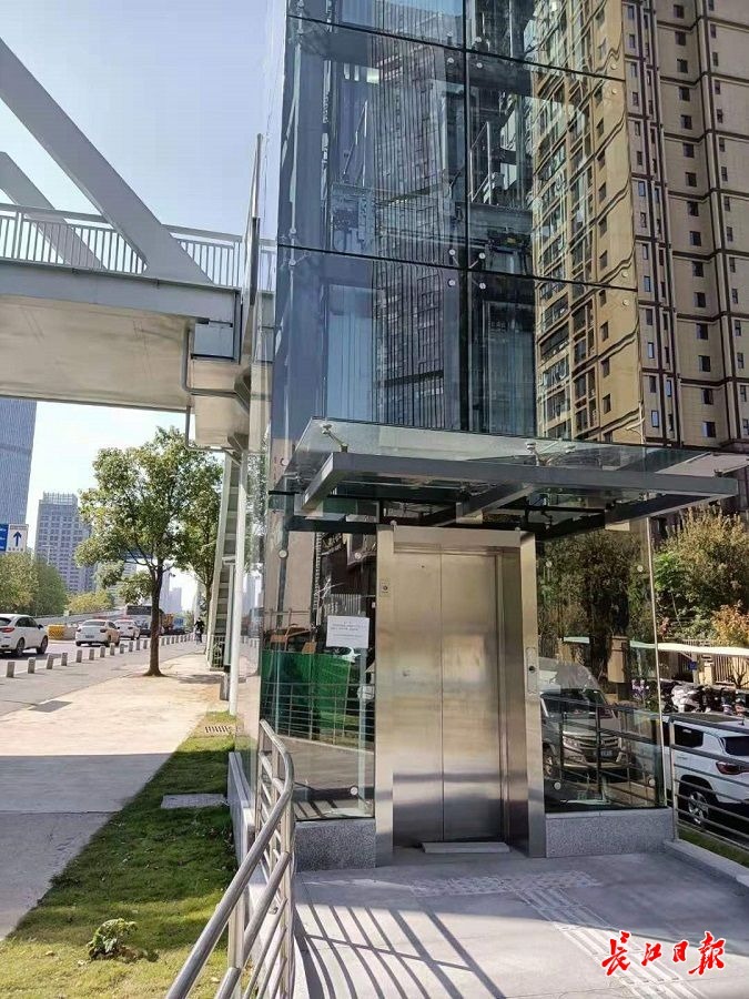 新建的人行天桥电梯成"摆设",相关部门:正在铺设供电电缆,预计本月底