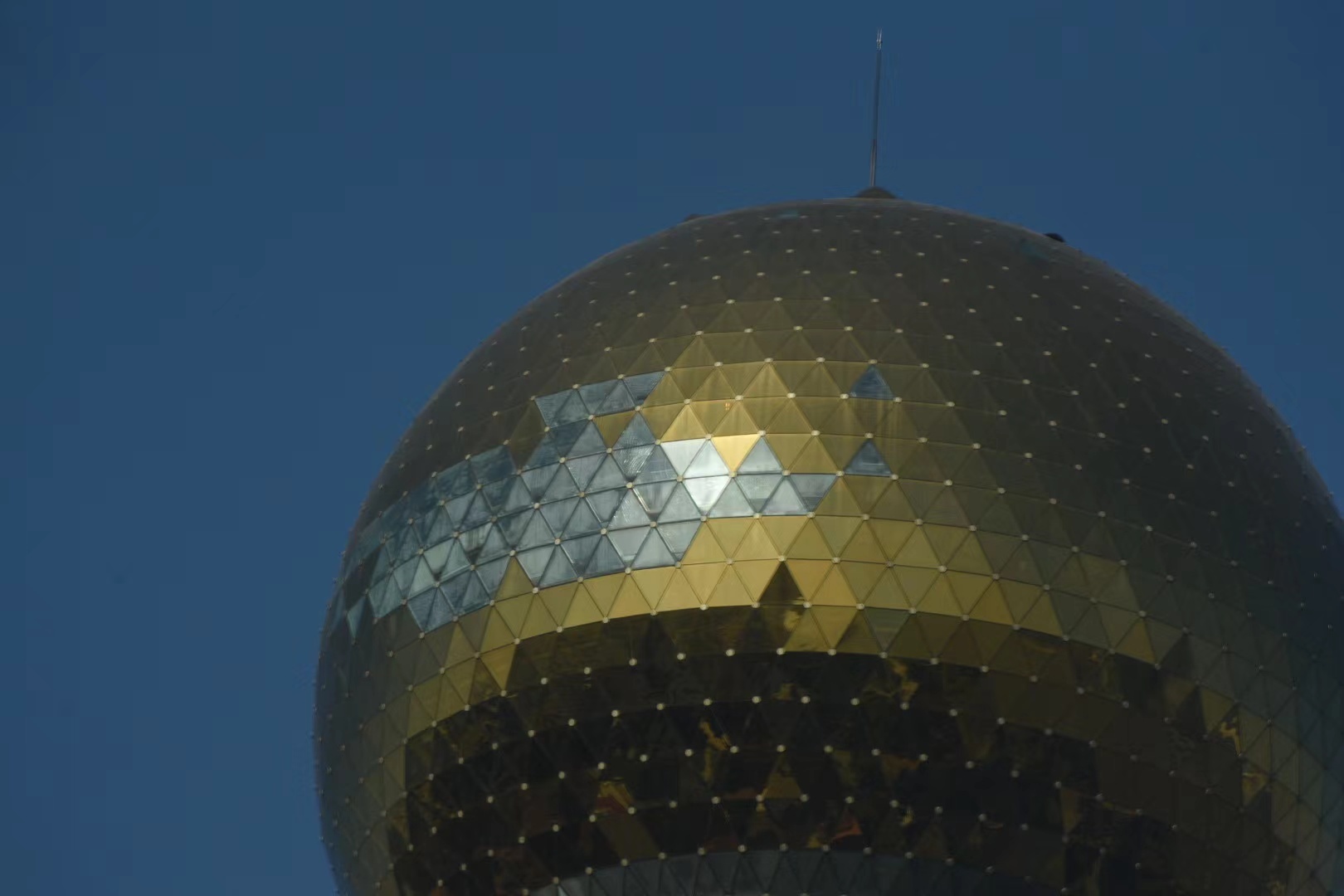 沿江大道网红"大金球"褪色,酒店:已申请维护