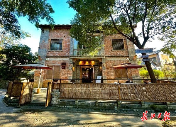 "13日中午,在小朱湾的民宿沐楚客舍,工作人员李凯告诉记者,沐楚客舍有