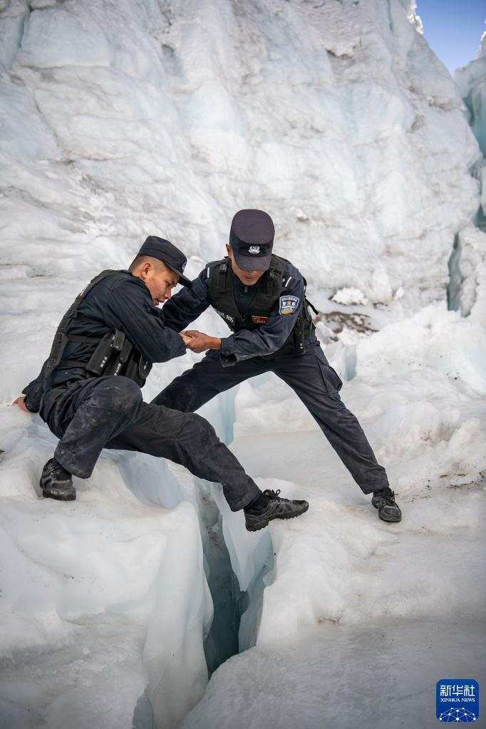 民警们常在中国和不丹的边境地区巡逻,那里冰川密布,碎石路下往往暗藏