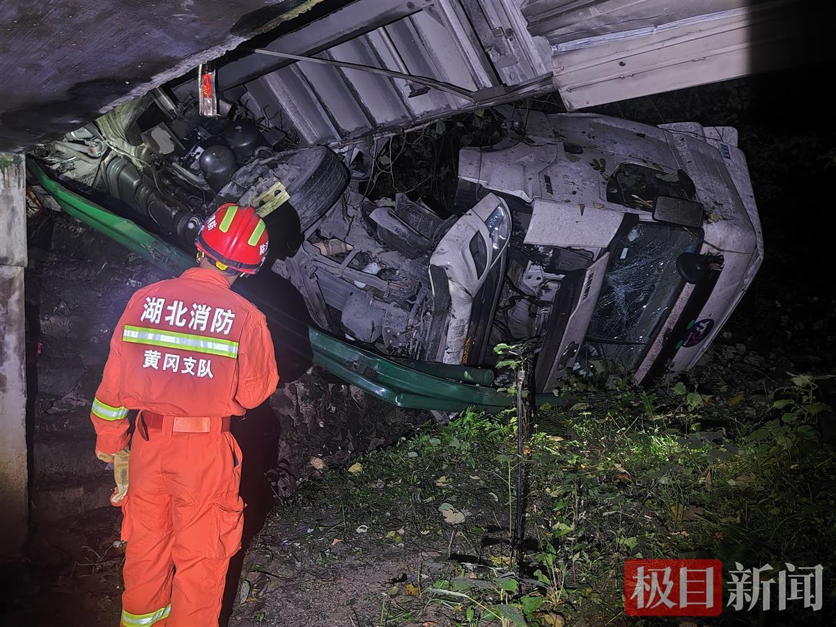 驚險圓通快遞車側翻車頭懸空在三米多深坑消防員緊急救人