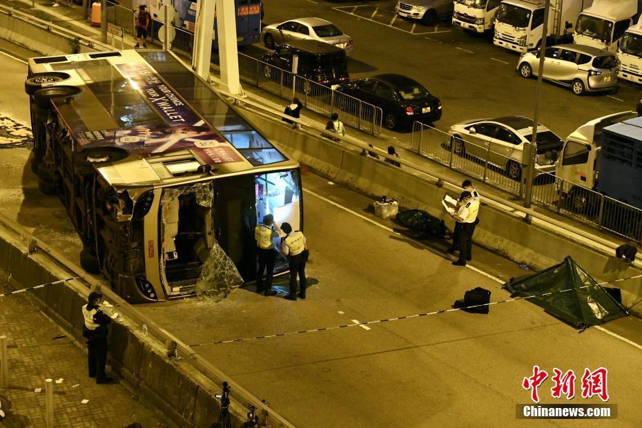 香港大围发生巴士侧翻 致1死11伤