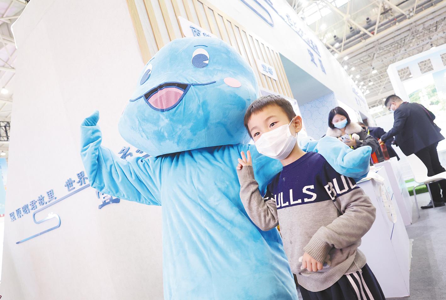 小观众和江豚人偶合影.