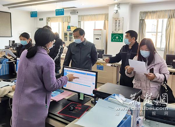 11月22日,丹江口市人社局黨組書記,局長王焜來到市政務服務大廳人社