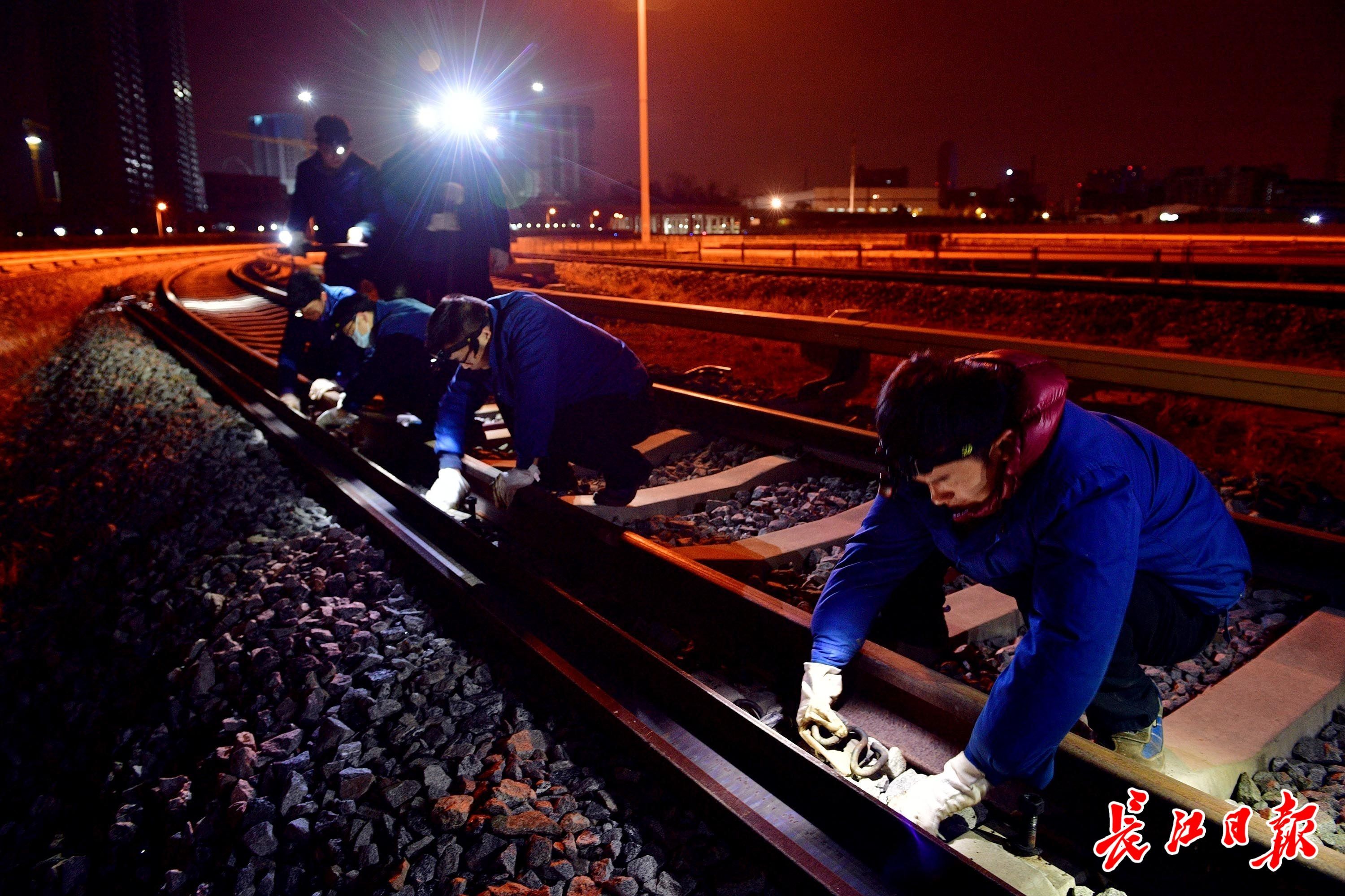 换"长轨"保地铁冬季运营安全,记者直击线路工人凌晨作业