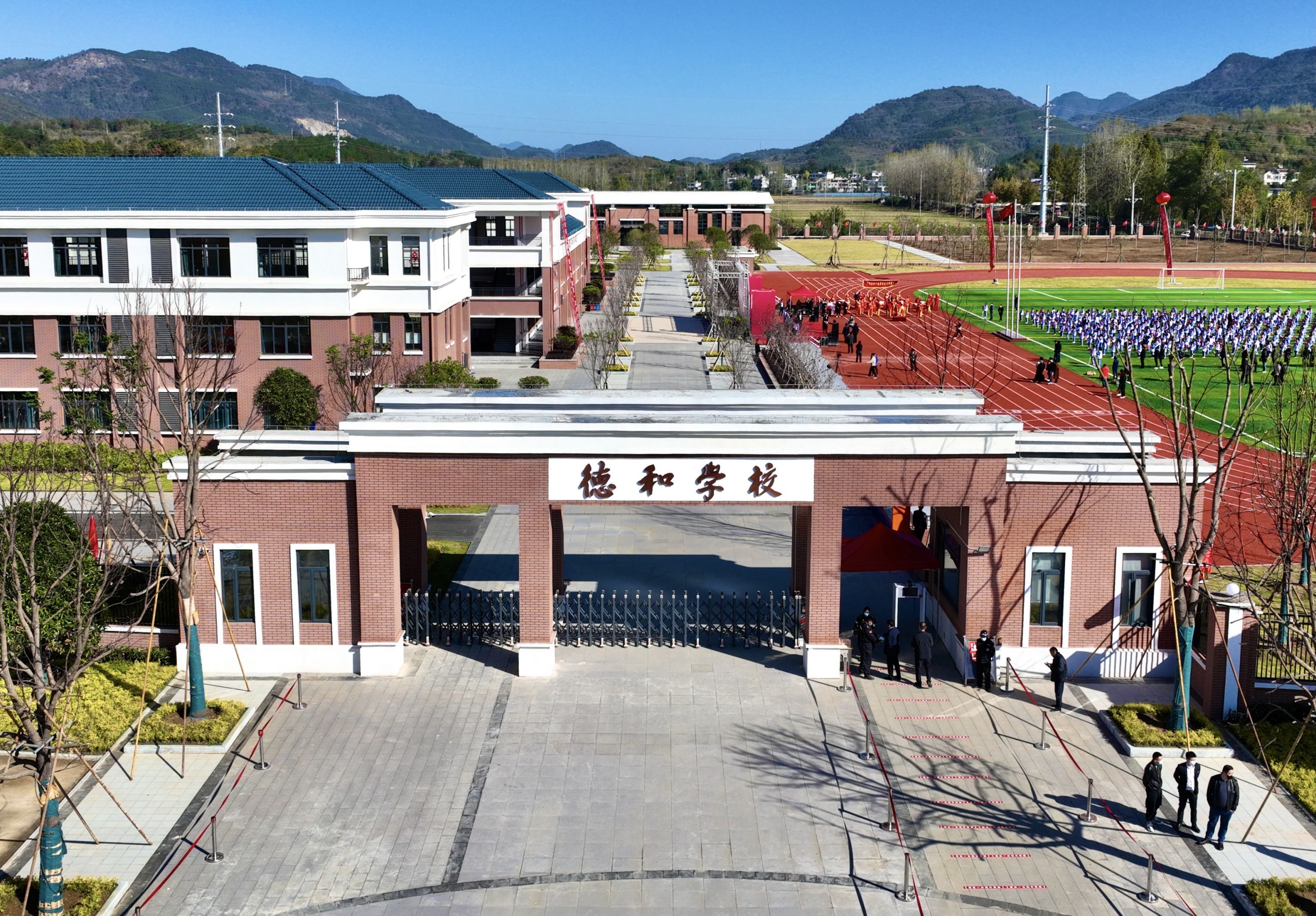 阎志捐7500万元建成家乡罗田最高标准小学