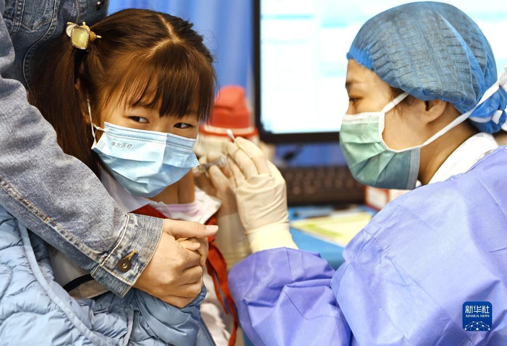 11月4日,德贤小学学生在接种疫苗.