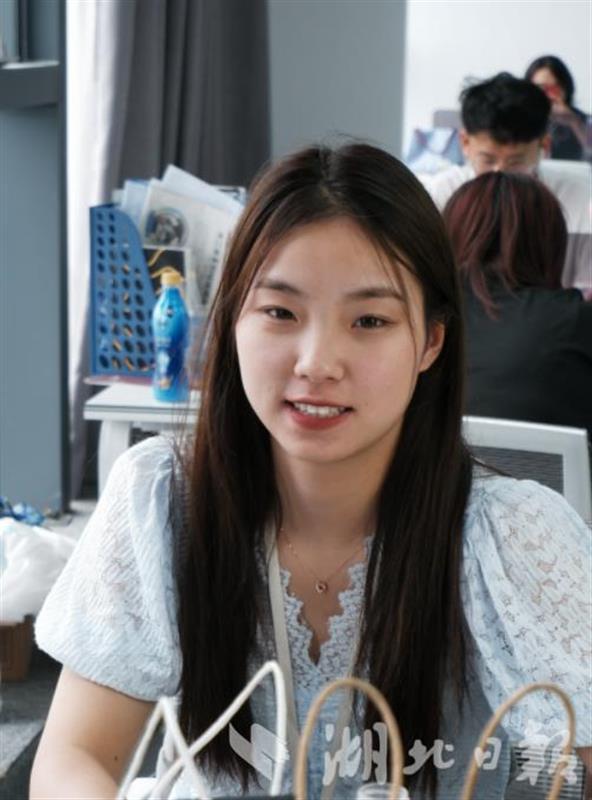 生"王志猩"说着"蹩脚"的英文,拉着上铺的室友"李飞"一起查询四级成绩