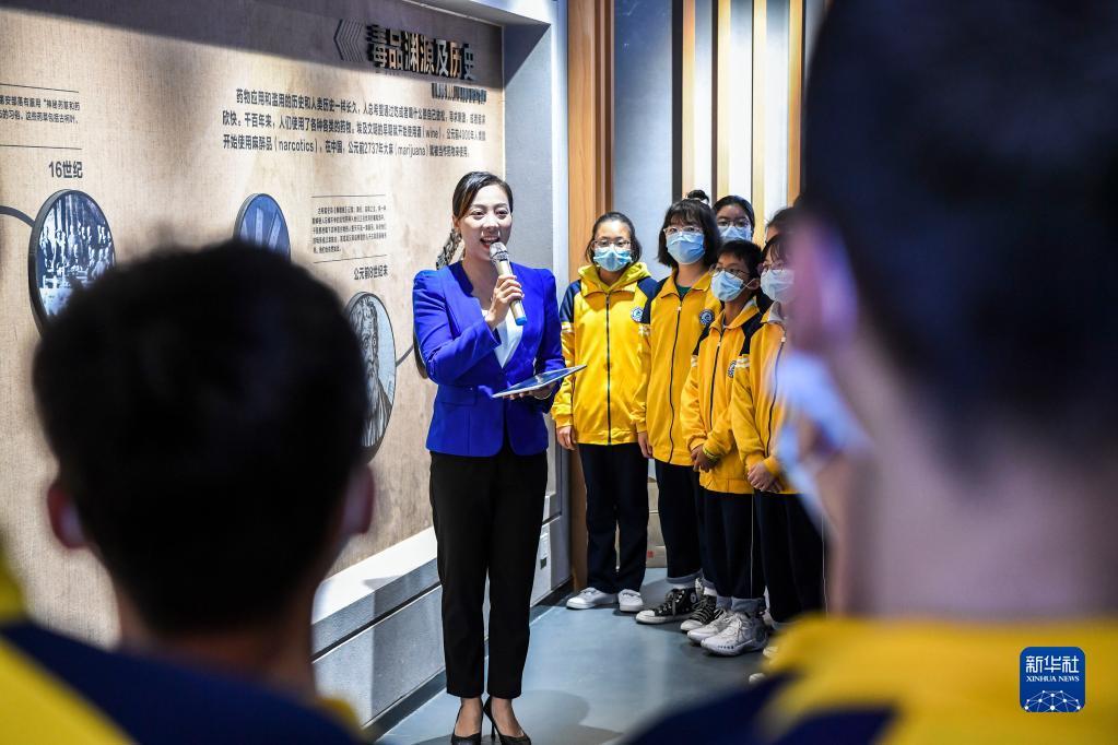 11月18日,广西兴业县禁毒教育基地的工作人员为学生讲解毒品的渊源和