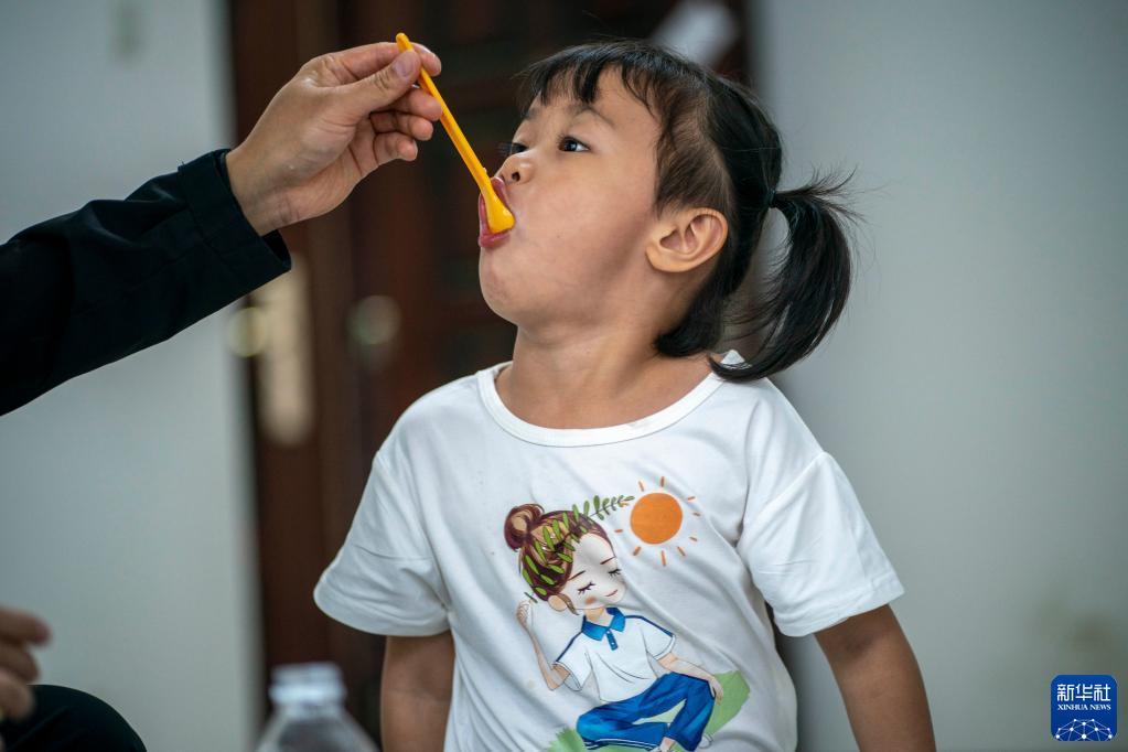 梁照满给女儿喂饭(11月14日摄).新华社记者 江文耀 摄