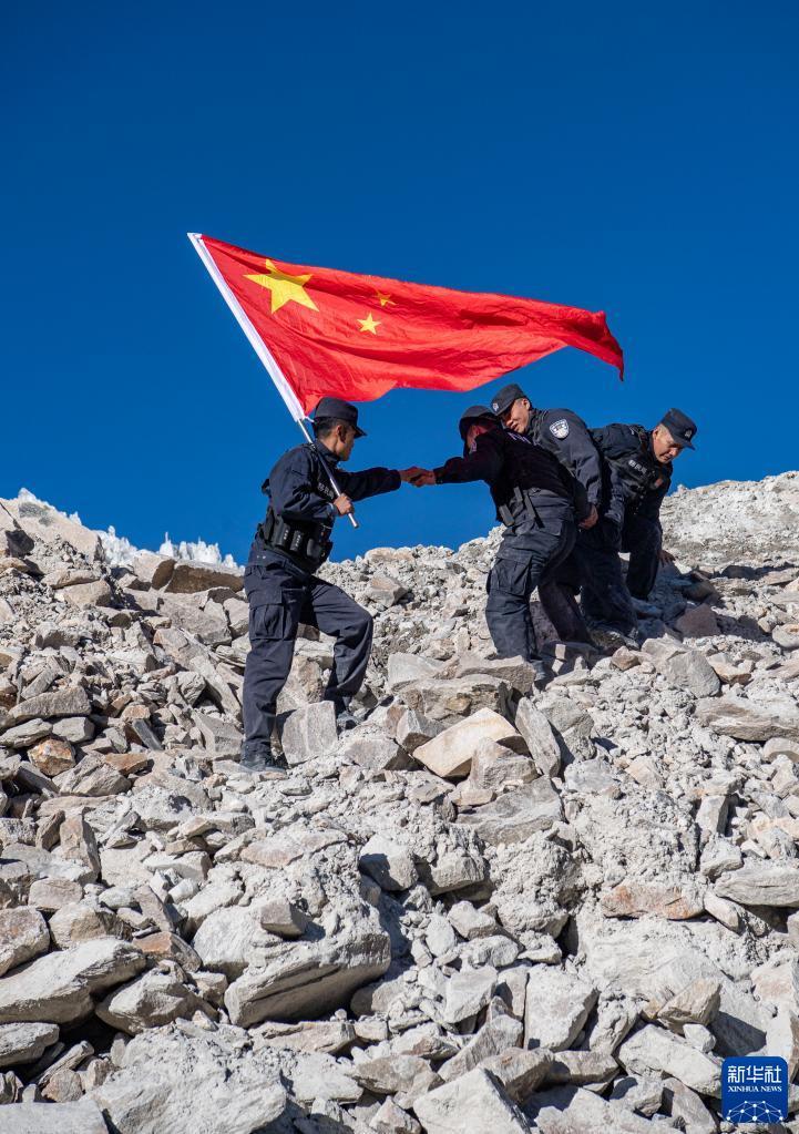 民警们常在中国和不丹的边境地区巡逻,那里冰川密布,碎石路下往往暗藏