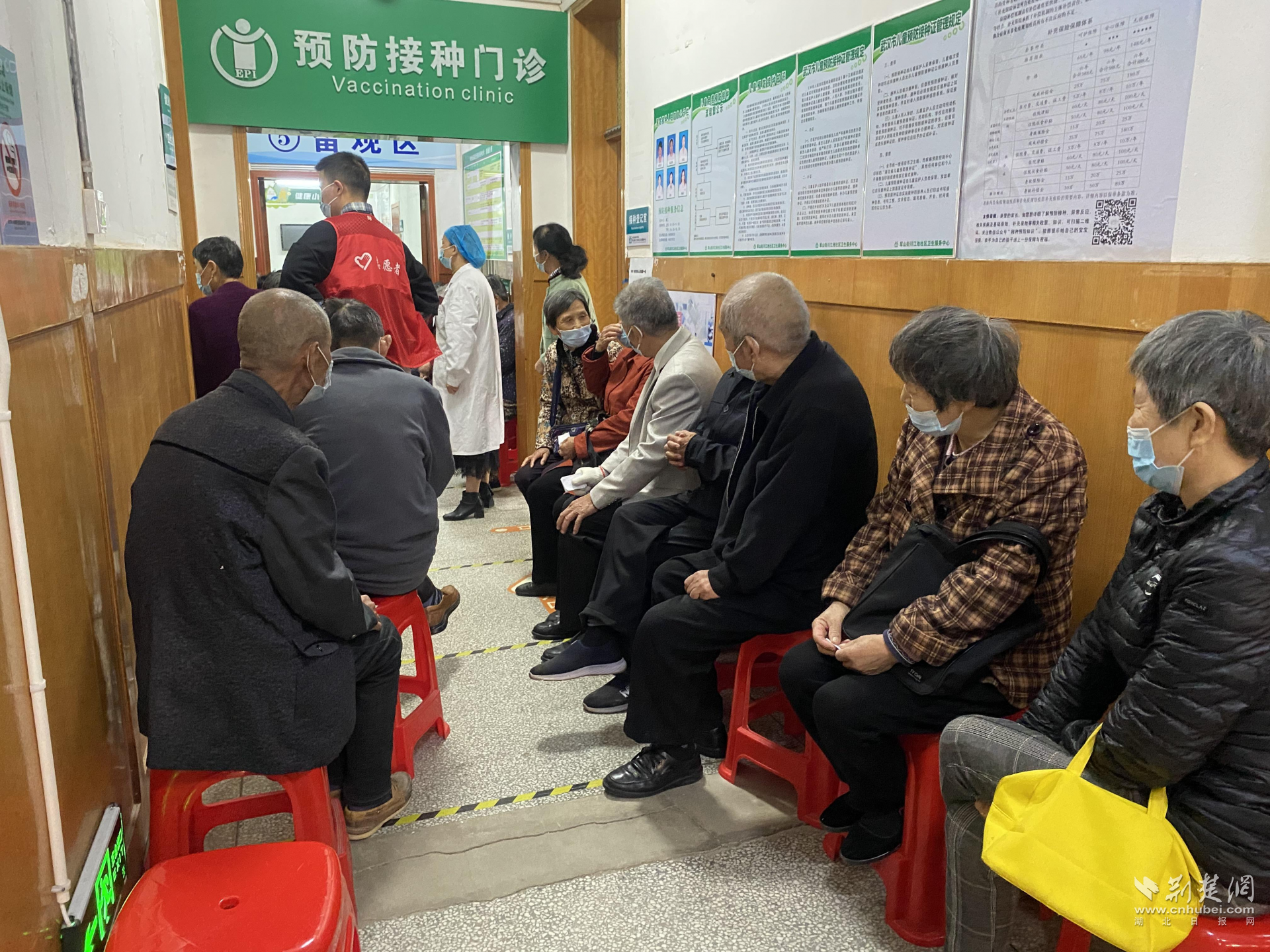 当天社区85名老人集体乘车前往川江池卫生服务中心有序开展了血糖