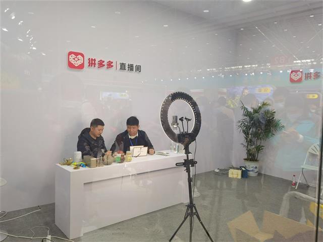 拼好货淘特产拼多多淘宝直播间搬到农博会现场